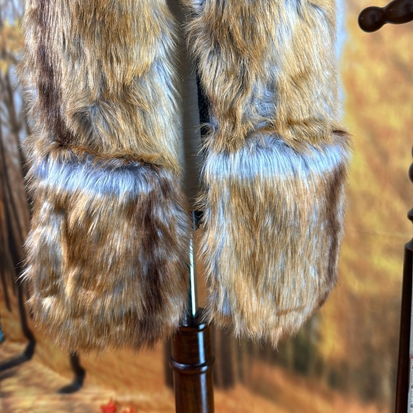 Is this a fox? Hat scarf mittens sneed faux fur fun - Picture 4 of 12